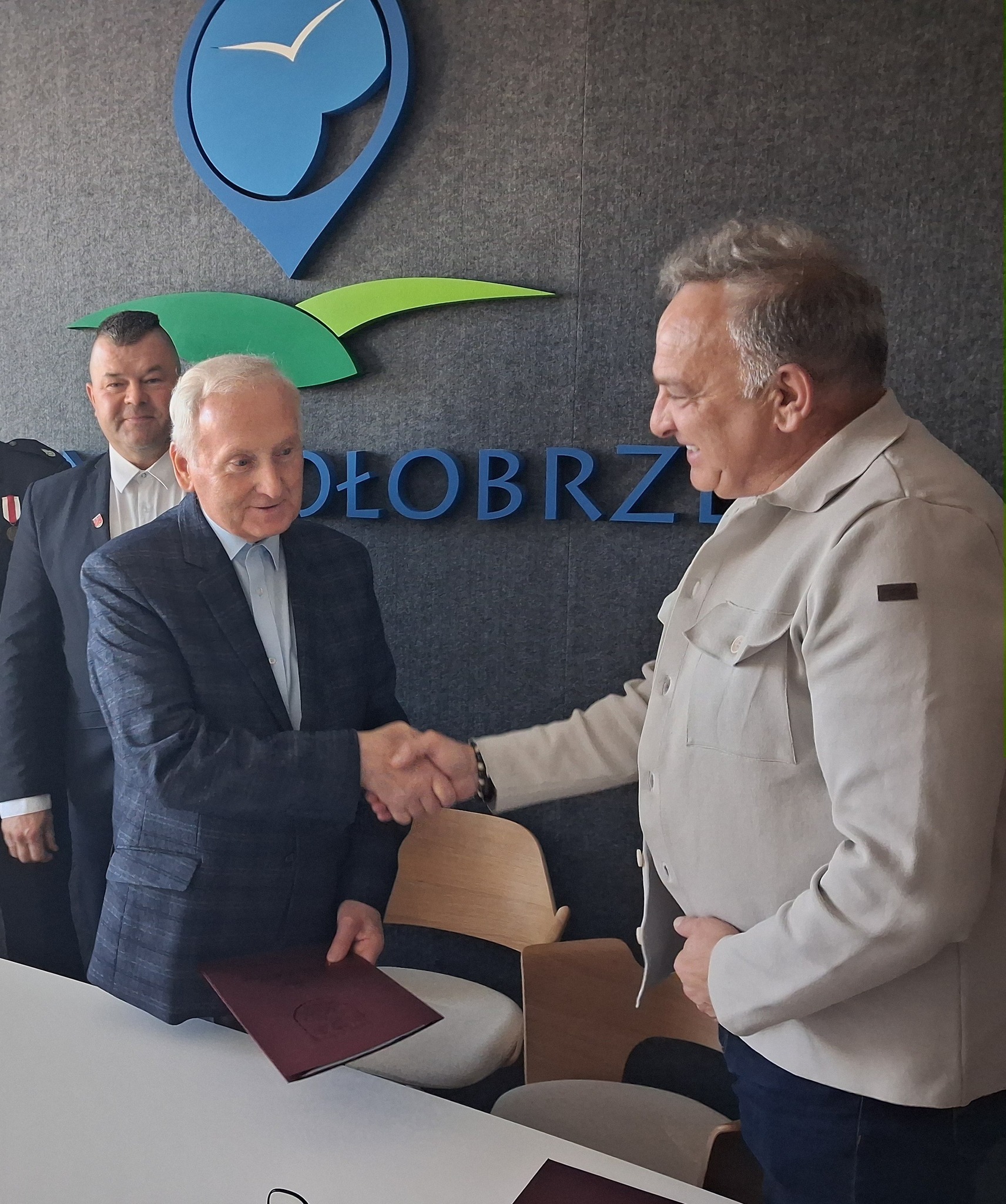 Zdjęcie z podpisania umowy