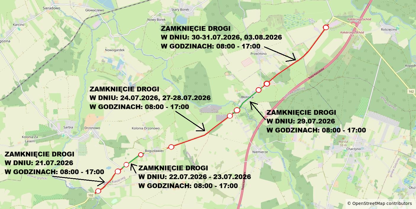 Zamknięcie drogi Kołobrzeg Mapa przedstawia harmonogram czasowego zamykania kolejnych odcinków drogi biegnącej od drogi wojewódzkiej nr 102, przez okolice miejscowości Bogusławiec, Błotnica i Przęcmino, w kierunku węzła Kołobrzeg Zachód. Przebieg drogi zaznaczono czerwoną linią, a granice poszczególnych zamykanych odcinków białymi okręgami z czerwonym obramowaniem. Czarne strzałki wskazują, których fragmentów trasy dotyczą podane terminy. Najbardziej wysunięty na południowy zachód odcinek, znajdujący się przy drodze wojewódzkiej nr 102, będzie zamknięty 21 lipca 2026 roku w godzinach od 8:00 do 17:00. Kolejny odcinek, prowadzący w kierunku Bogusławca, będzie zamknięty 22 i 23 lipca 2026 roku w godzinach od 8:00 do 17:00. Środkowy fragment trasy, położony pomiędzy okolicami Bogusławca i Błotnicy, będzie zamknięty 24 lipca oraz 27 i 28 lipca 2026 roku w godzinach od 8:00 do 17:00. Następny odcinek, znajdujący się w rejonie Błotnicy i prowadzący w kierunku Przęcmina, będzie zamknięty 29 lipca 2026 roku w godzinach od 8:00 do 17:00. Najbardziej wysunięty na północny wschód fragment drogi, prowadzący od okolic Przęcmina w stronę węzła Kołobrzeg Zachód, będzie zamknięty 30 i 31 lipca oraz 3 sierpnia 2026 roku w godzinach od 8:00 do 17:00. W tle widoczna jest mapa okolicy z miejscowościami, drogami, terenami leśnymi, polami i ciekami wodnymi.