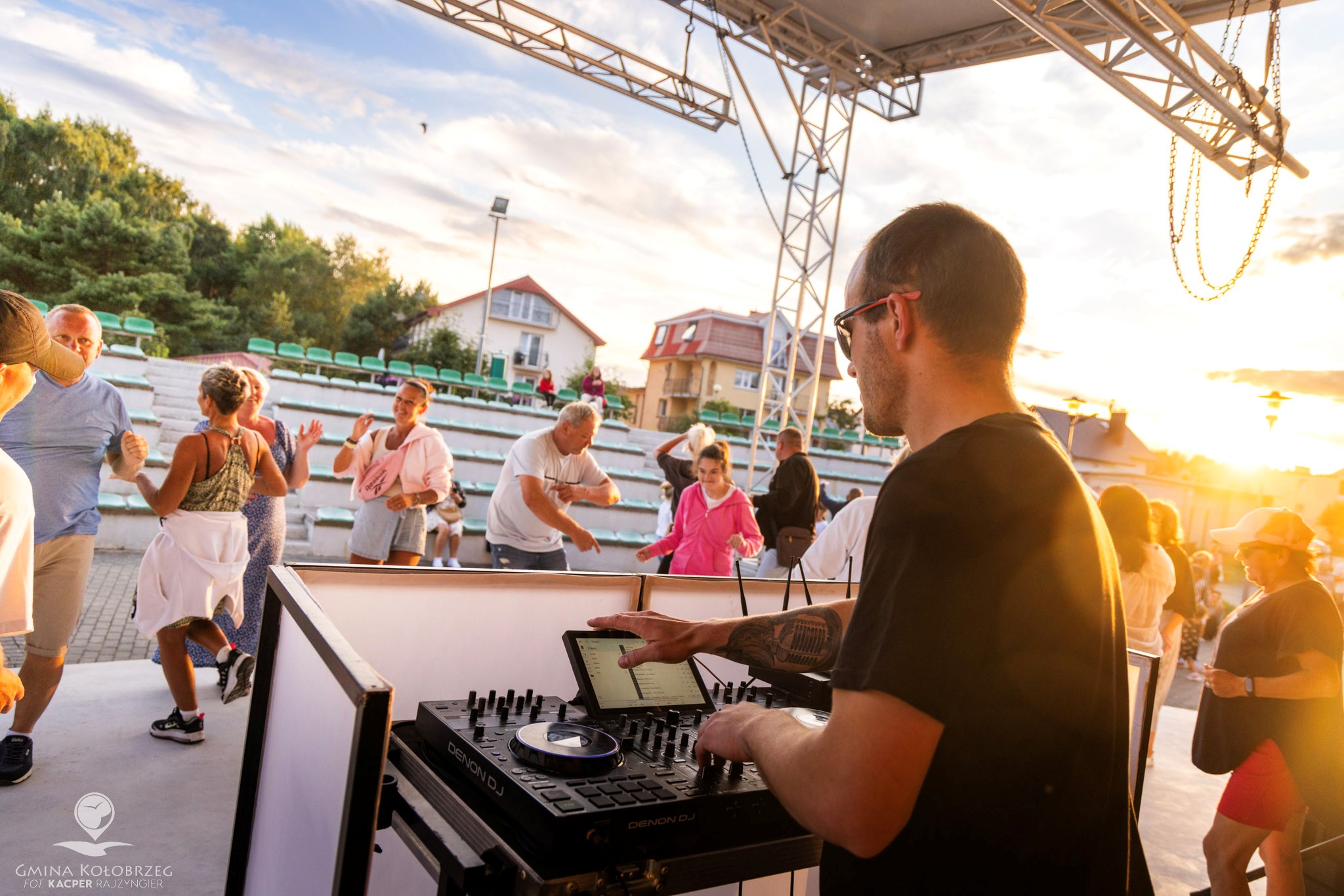 Zdjecie przedstawiające DJ'a podczas wydarzenia - w tle widać tańczących uczestnik&oacute;w wydarzenia